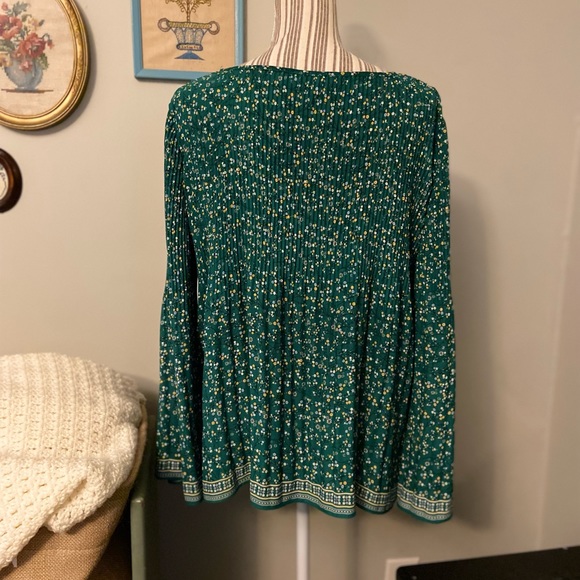 Max Studio pleated blouse in green floral - Picture 3 of 4